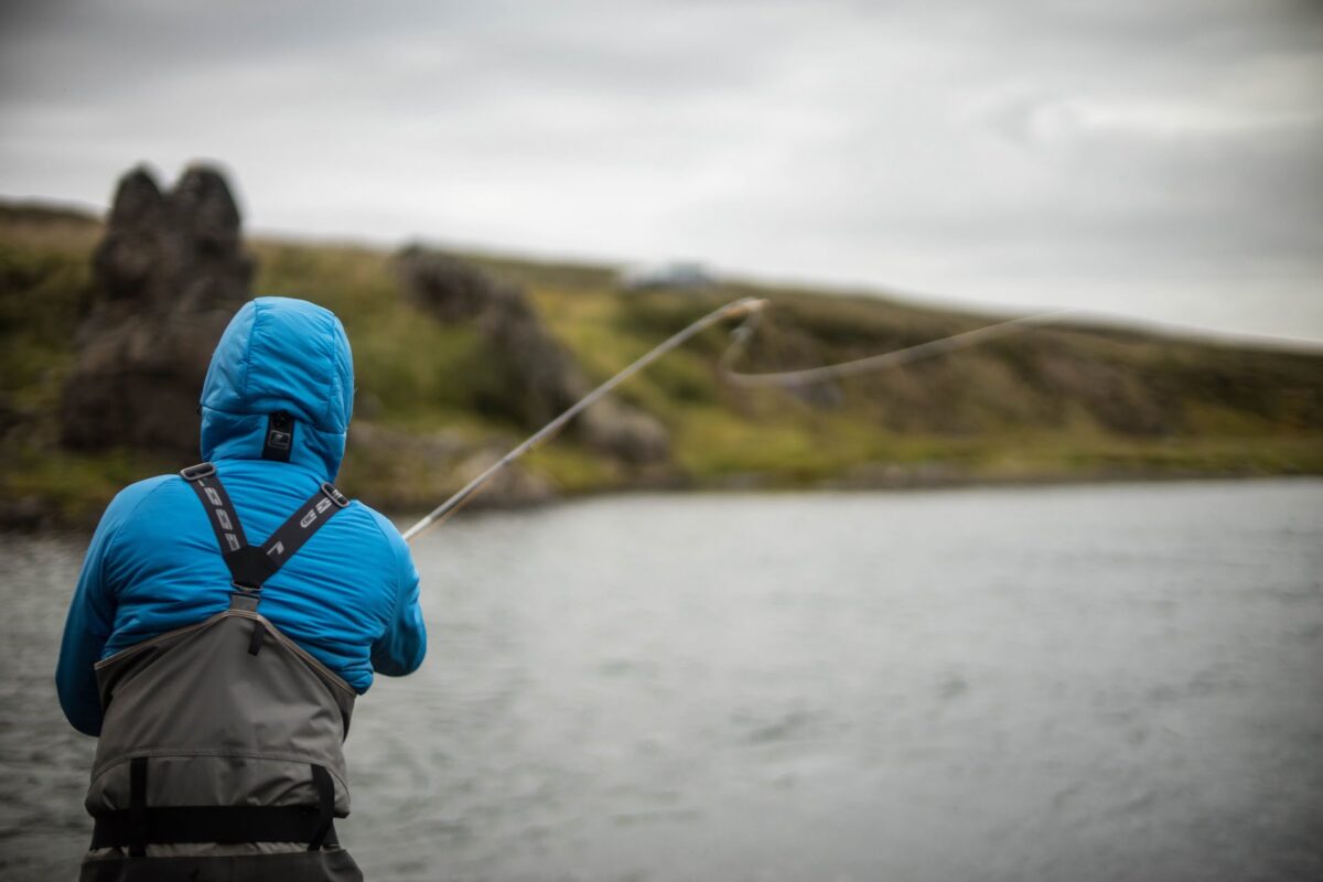 veiðistangir - maður kastar flugustöng