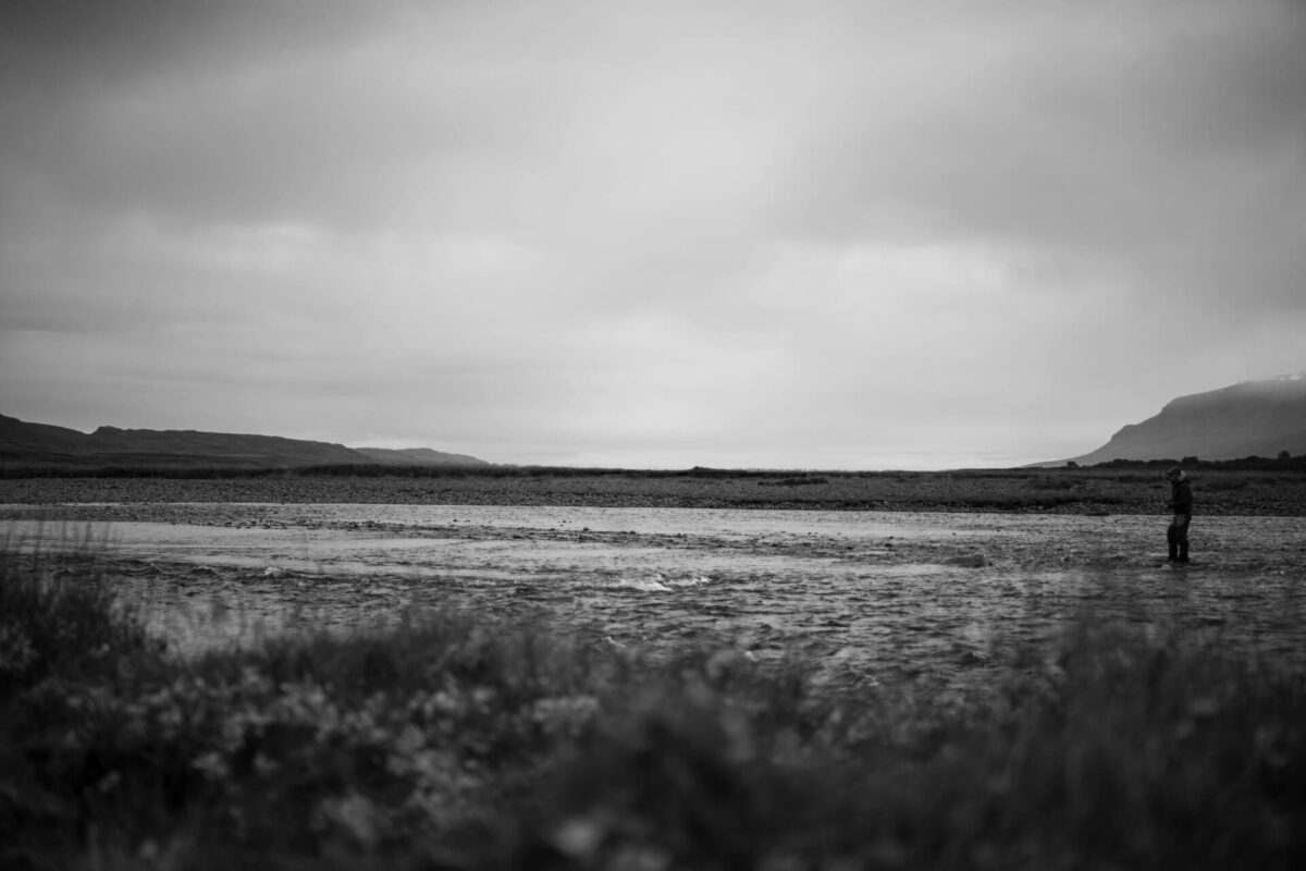 fluguveiði - maður kastar flugustöng í hyl