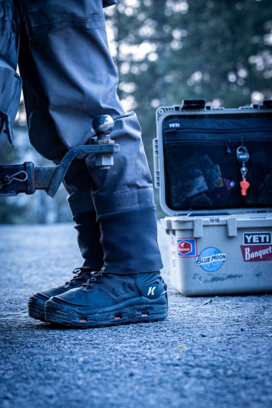 Korkers Devil's Canyon vöðluskór við bíl