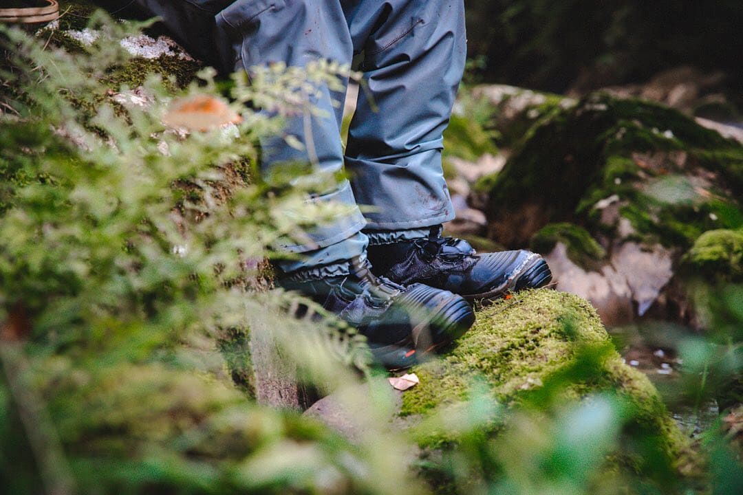 Korkers vöðluskór utandyra í mosa