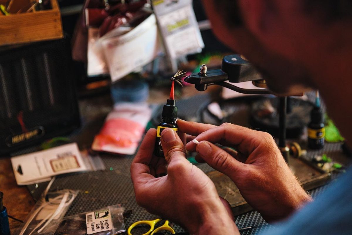 Lakk og lím í fluguhnýtingar Allt fyrir fluguhnýtinar - Frábært úrval af fluguhnýtingavörur.