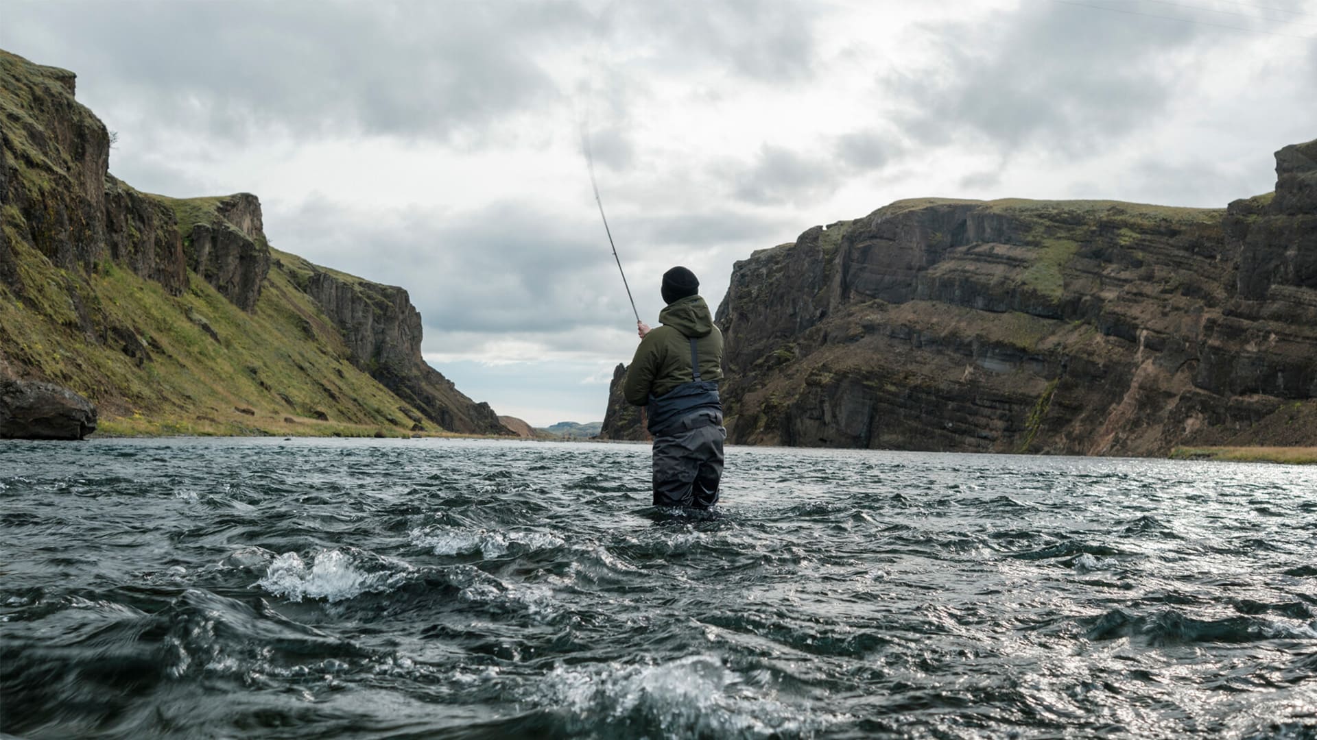 Fluguveiði maður í Stóru Laxá kastar flugustöng